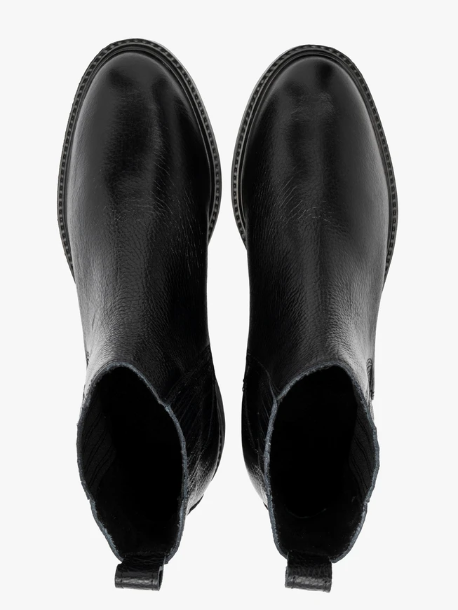 Women’s Chelsea boots with decorative stitching at the elastic