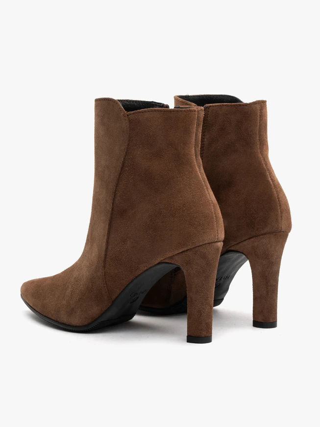 Braune Damenstiefel mit klobigem Stilettoabsatz
