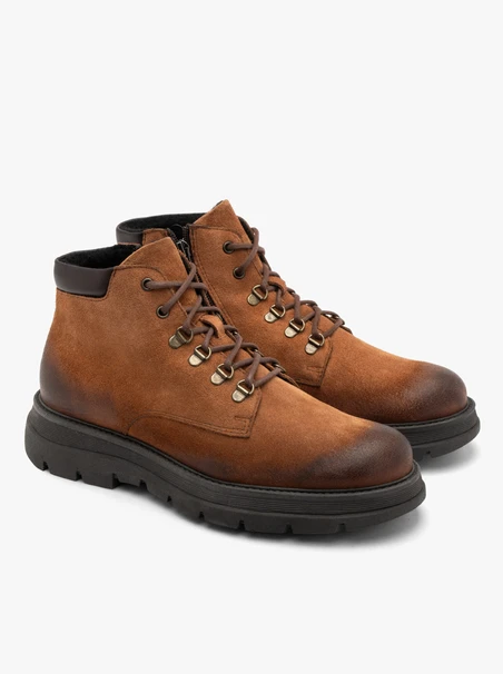Rote Herrenstiefel mit festem Boden