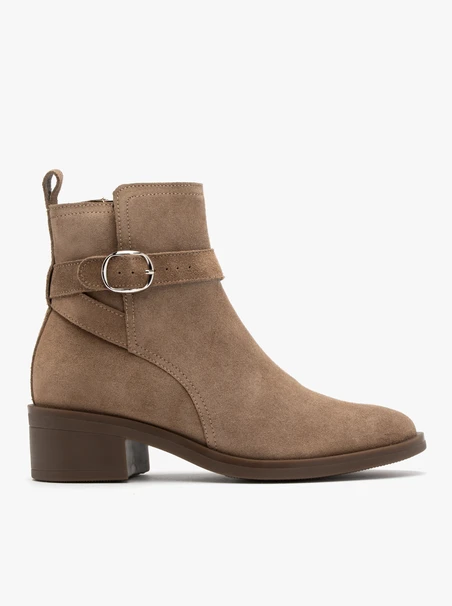 Sandfarbene Damenstiefel mit Zierschnalle