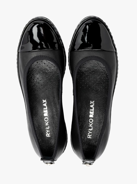 Schwarze Pumps mit lackierter Nase
