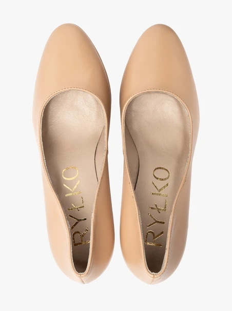 Beigefarbene hochhackige Pumps und Ballkleider