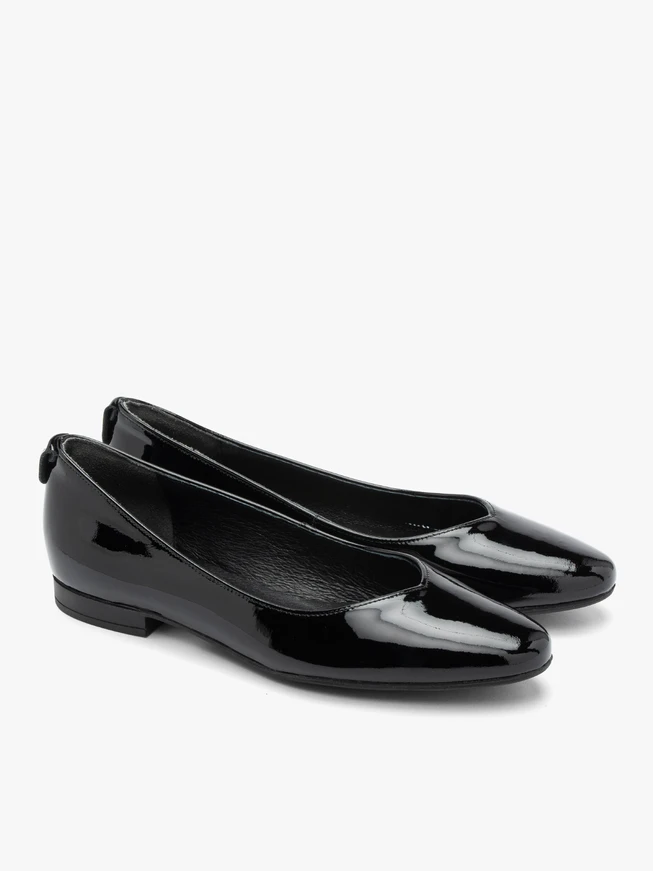 Schwarz lackierte Ballerinas mit runder Zehe