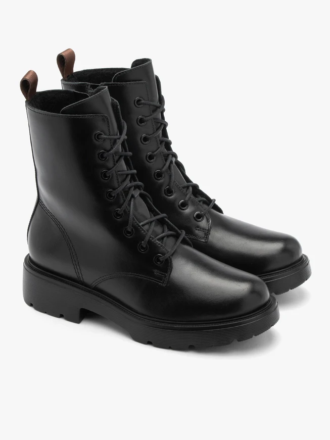 Klassische schwarze Stiefel auf leichter Basis