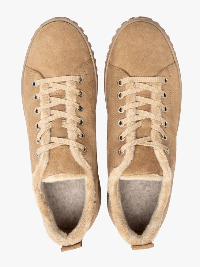 Isolierte Sportschuhe aus Veloursleder in der Farbe Beige