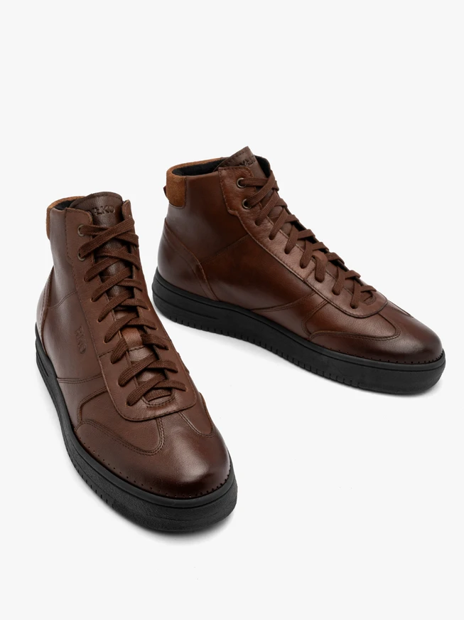 Sporty men’s boots with thick sole