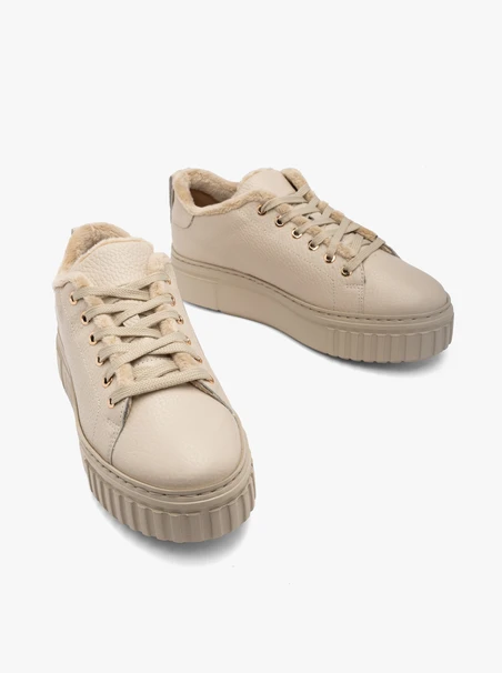 Insulated sporty shoes in beige