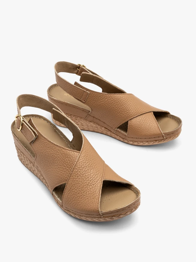 Dunkelbeige Plateausandalen