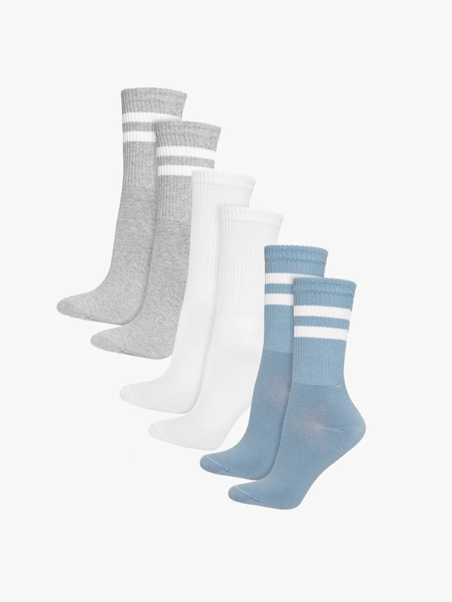 Blaue Socken mit weißen Streifen