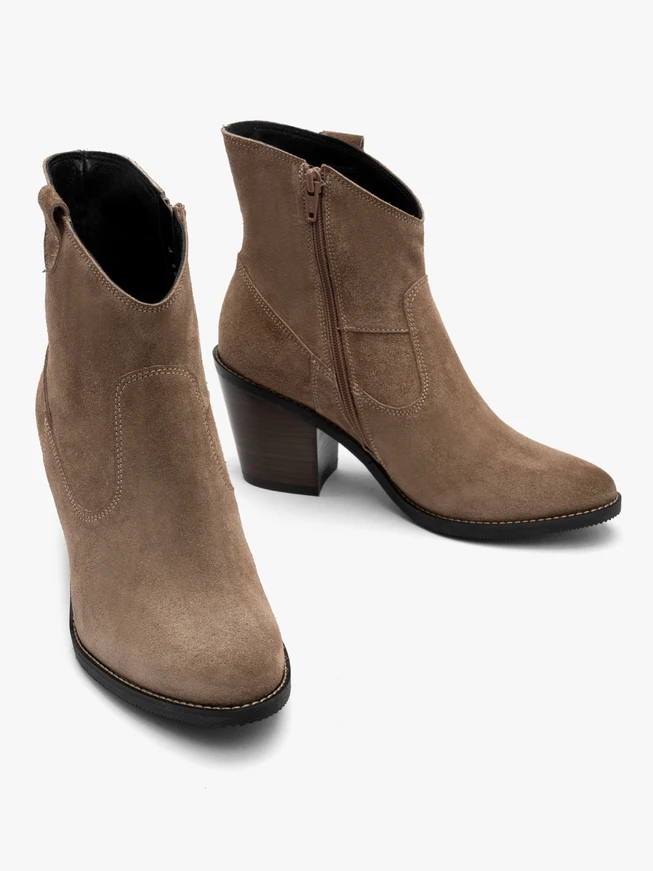 Cowboy-Stiefel aus Velours mit dekorativem Schaft