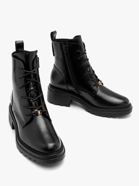 Black women’s boots with chunky sole