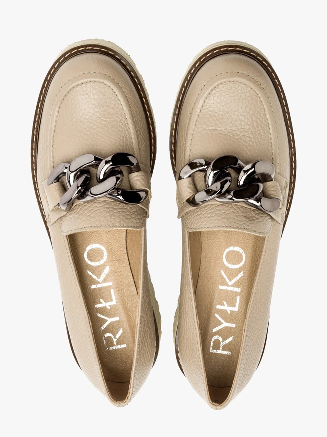 Beige Mokassins mit Zierkette