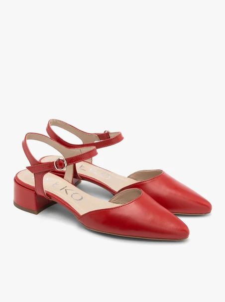 Rote Pumps mit offenen Absätzen