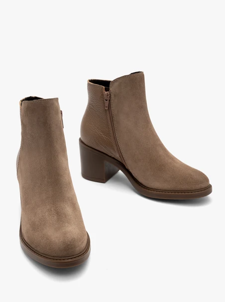 Sand ankle boots with mixed-leather detailing