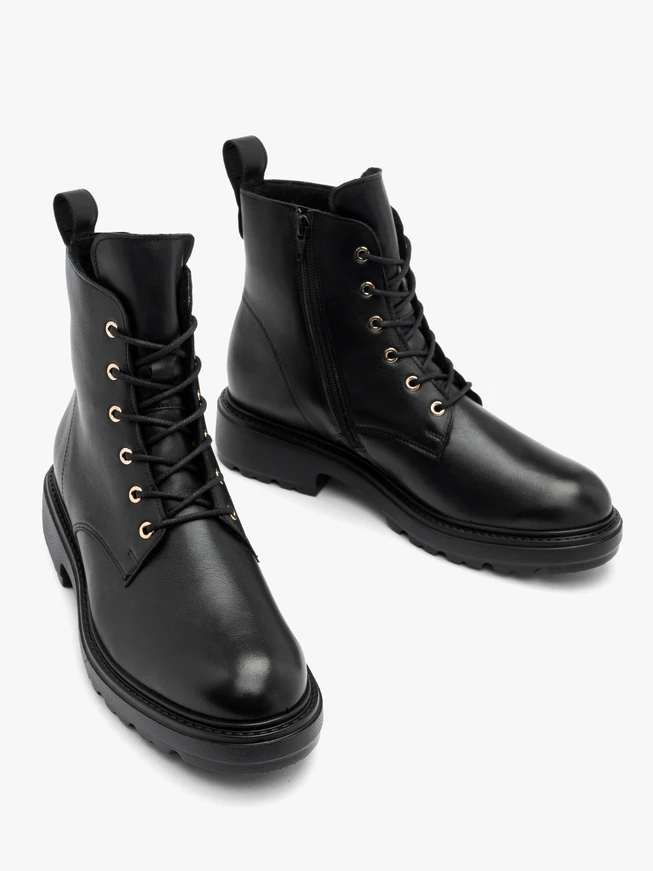 Schwarze Damenstiefel auf leichter Basis