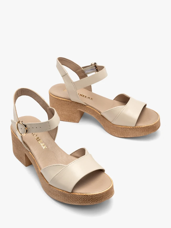 Cremefarbene Sandalen auf einem massiven Plateau