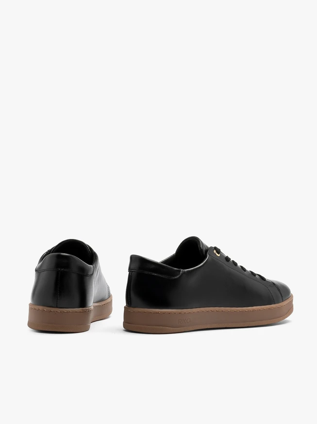 Schwarze sportliche Halbschuhe mit beigem Boden
