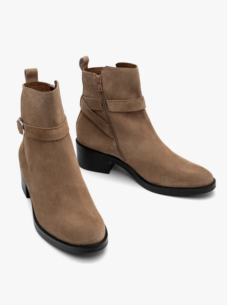 Sandfarbene Damenstiefel mit Zierschnalle