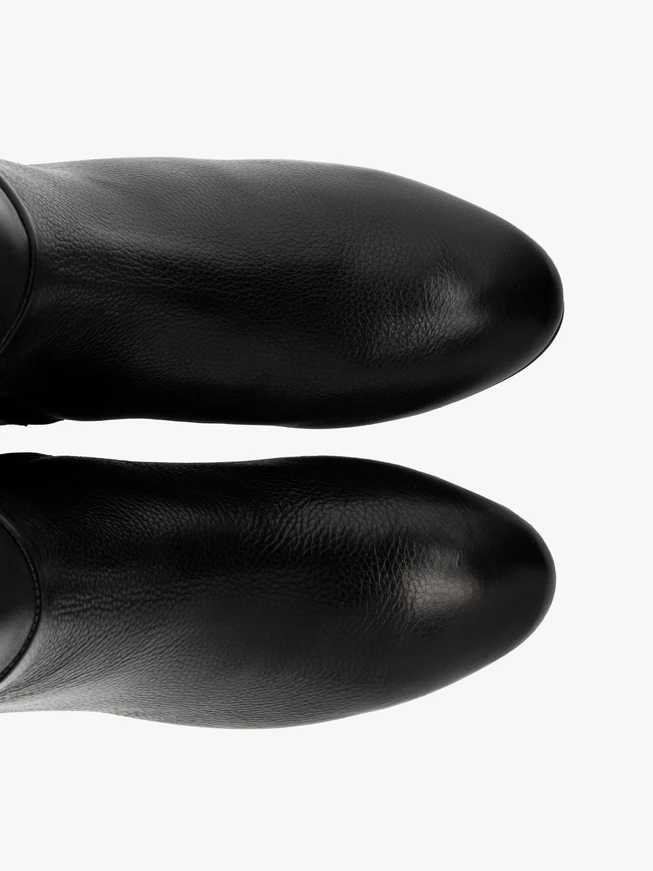 Schwarze Stiefel mit elastischem Schaft und niedrigem Absatz
