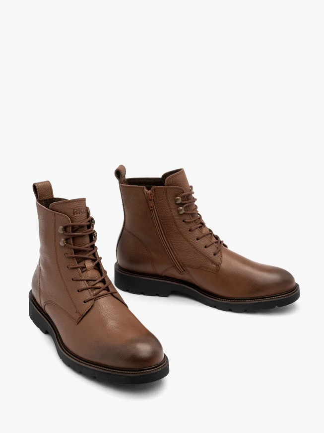 Braune Herrenstiefel mit schwarzem Boden