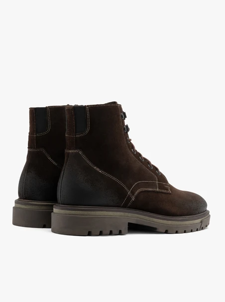 Braune Velourstiefel mit Kontrastnähten