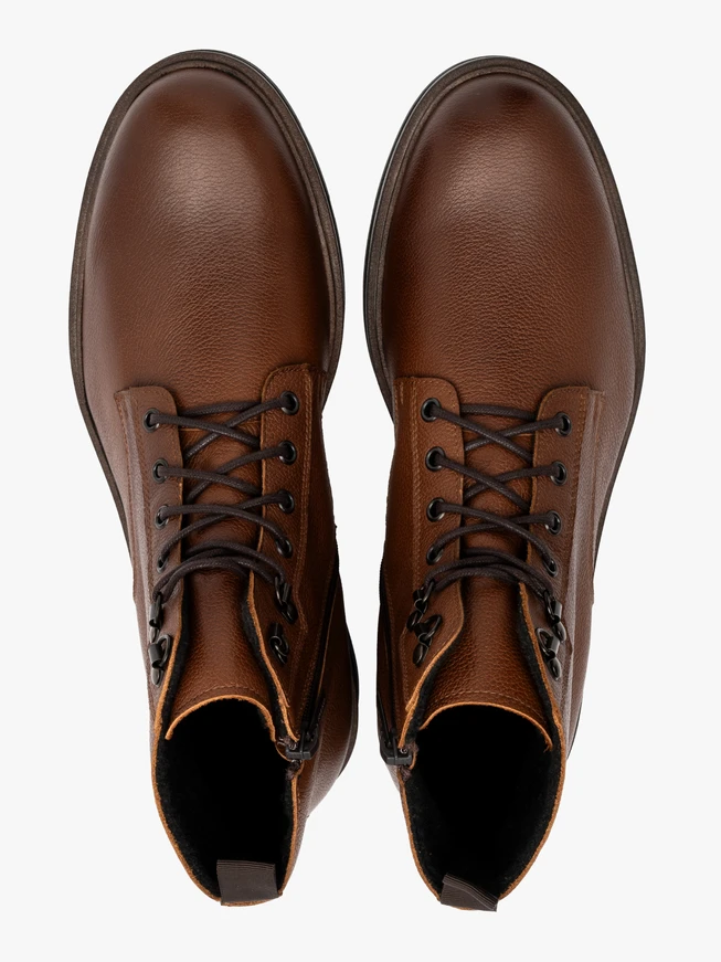 Klassische Herrenstiefel in brauner Farbe