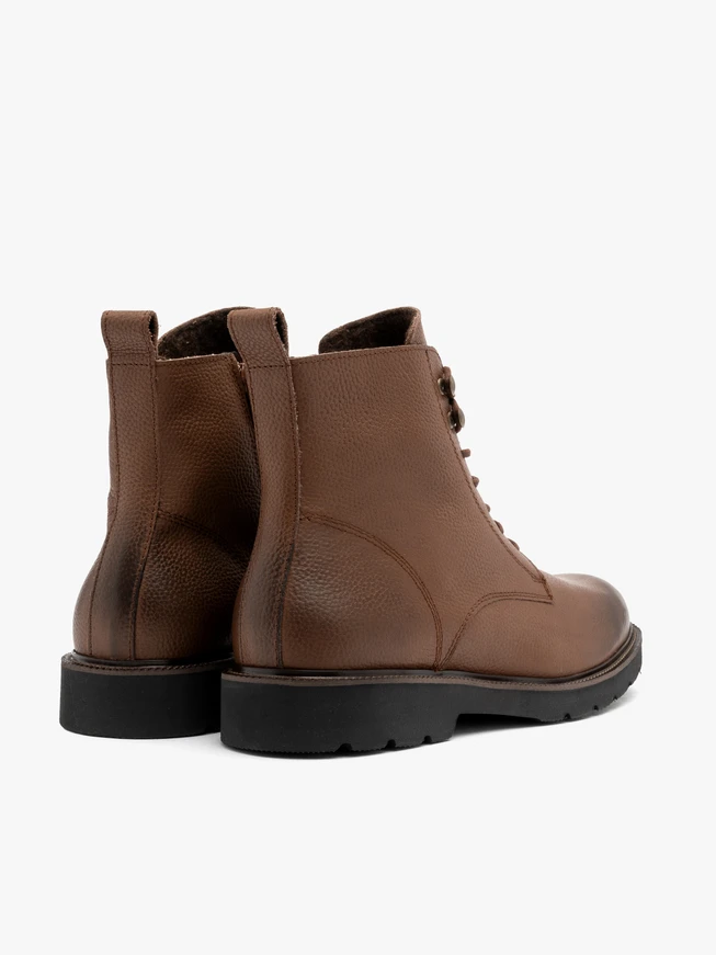 Braune Herrenstiefel mit schwarzem Boden