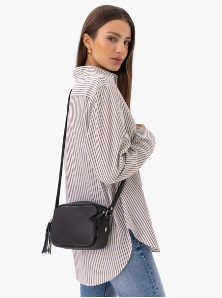Kleine schwarze Handtasche mit Quaste
