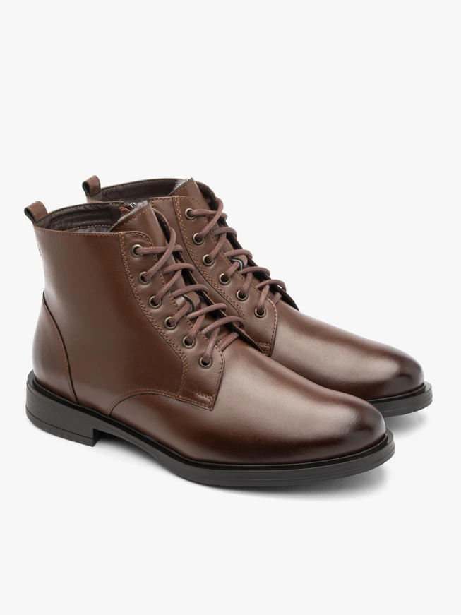 Brown men’s boots lined with shearling