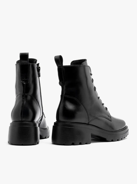 Black women’s boots with chunky sole