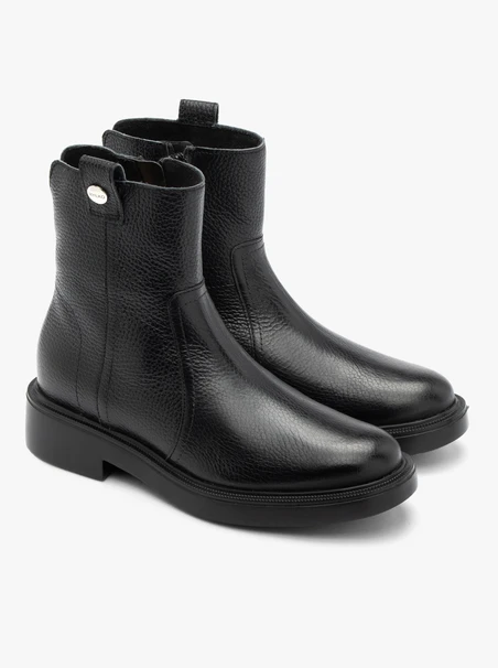 Schwarze Damenstiefel mit flacher Sohle