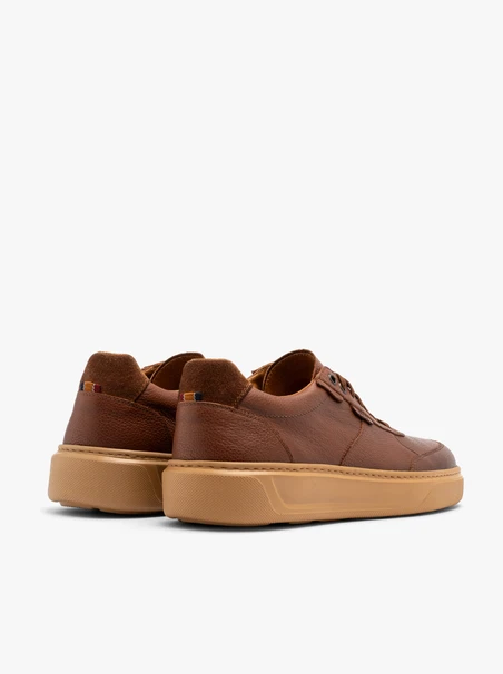 Braune halbe Sportschuhe mit dicker Sohle