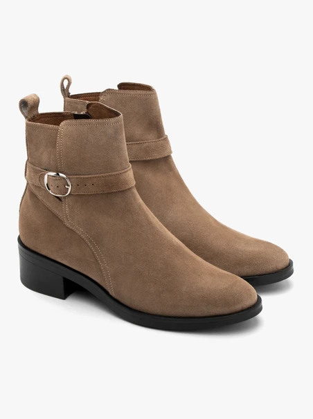 Sandfarbene Damenstiefel mit Zierschnalle