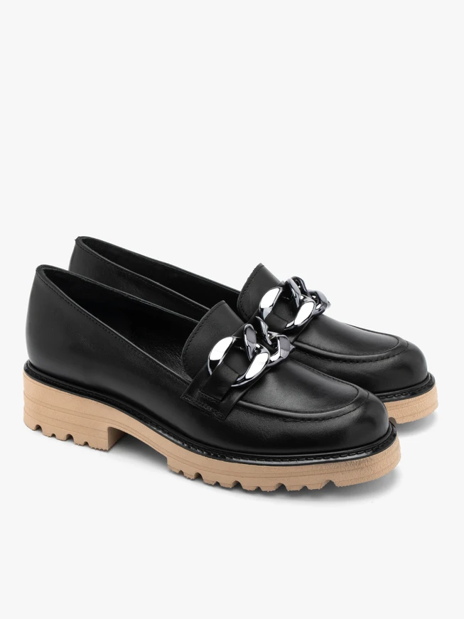 Schwarze Mokassins mit Zierkette