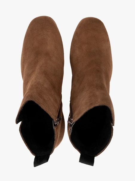 Braune Velourslederstiefel mit hohem Absatz und Ballkappe