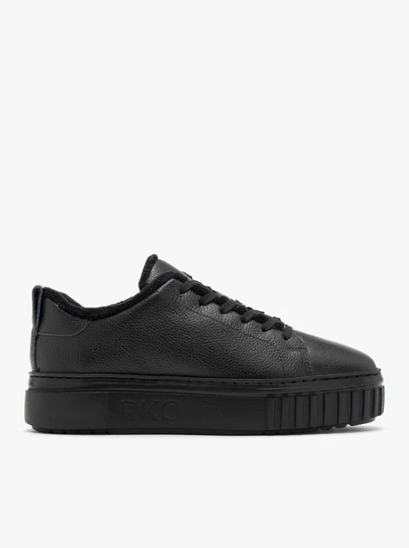 Insulated sporty shoes in black