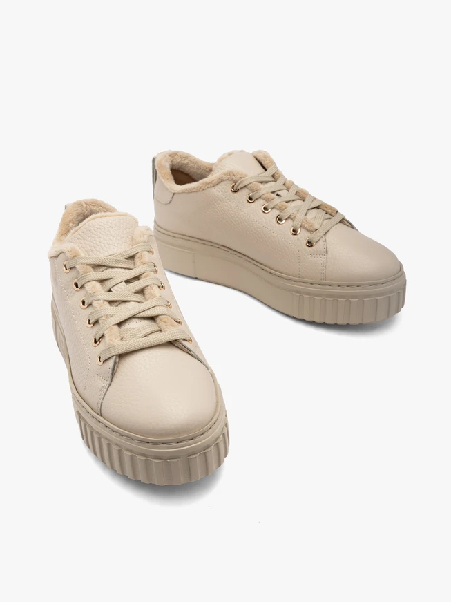 Isolierte Sporthalbschuhe in Beige