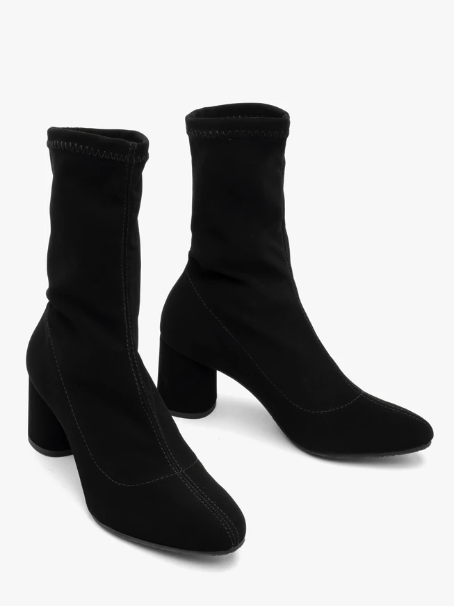 Flexible schwarze Keilstiefel mit runder Spitze