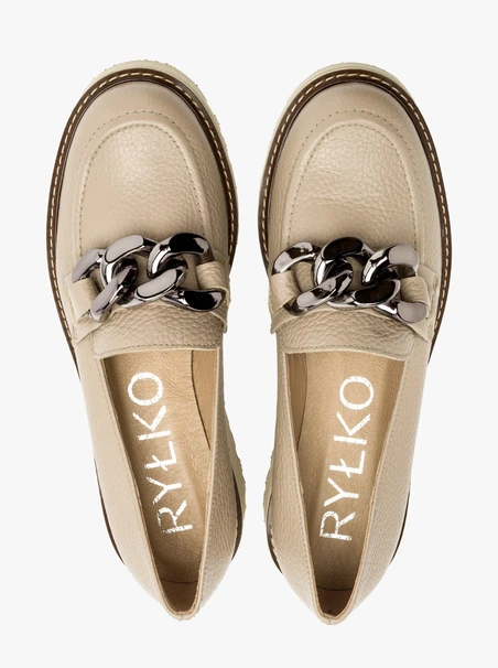 Beige Mokassins mit Zierkette