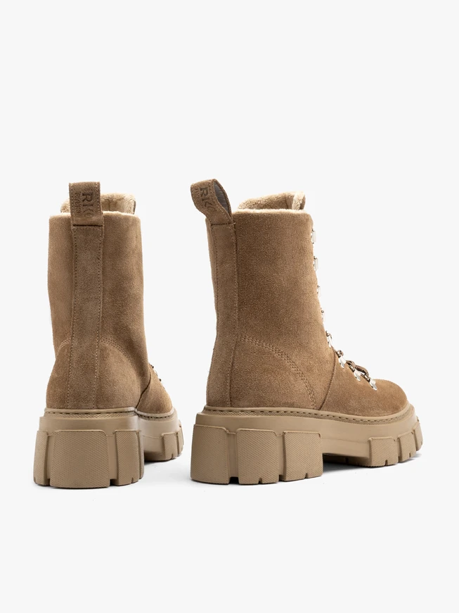 Beige isolierte Damenstiefel