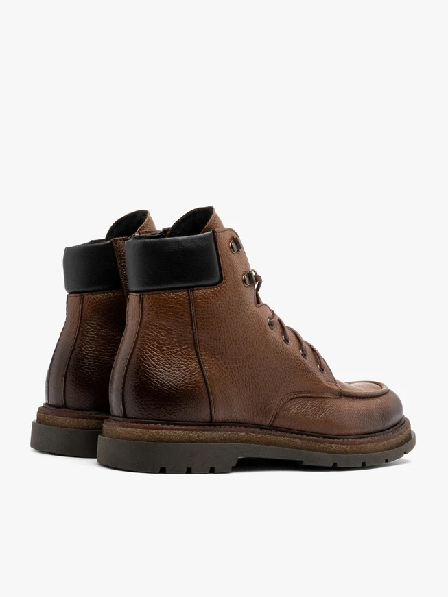 Braune isolierte Herrenstiefel