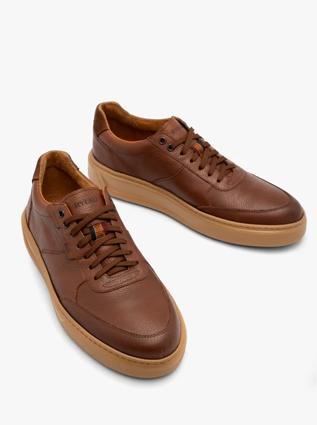 Braune Sporthalbschuhe mit dicker Sohle