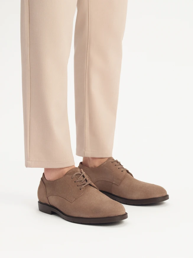 Grauer und beiger leichter Halbschuh für Männer