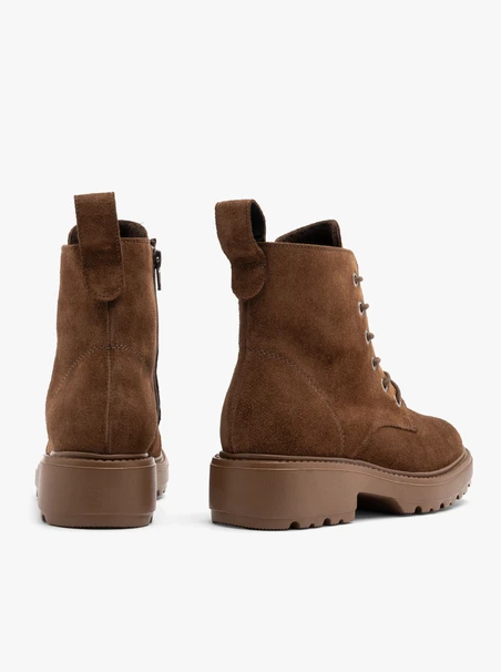 Braune Veloursstiefel