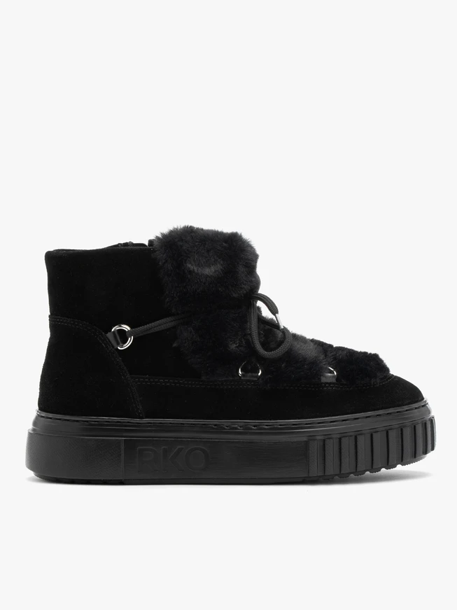 Black short insulated women’s snow boots