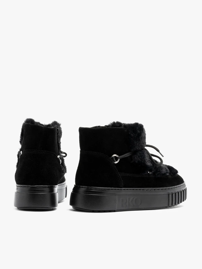 Black short insulated women’s snow boots