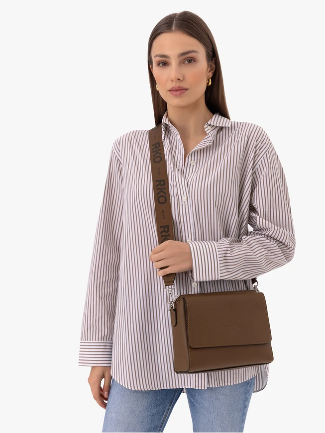 Braune Damenhandtasche mit breitem Gurtband