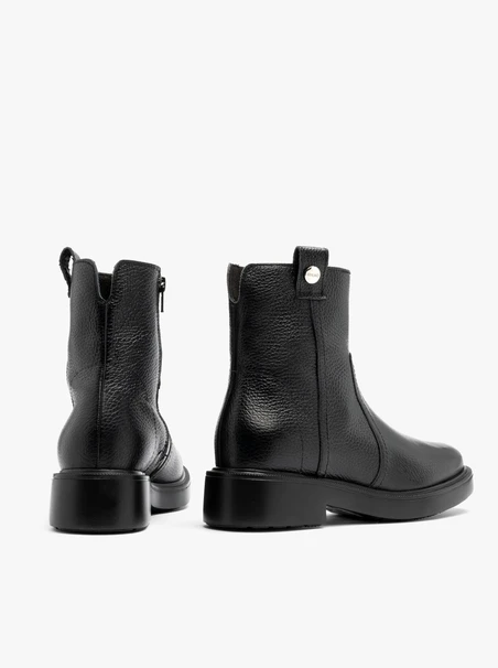 Schwarze Damenstiefel mit flacher Sohle