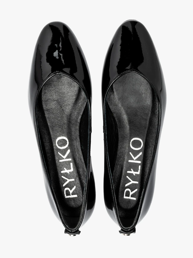 Schwarz lackierte Ballerinas mit runder Zehe