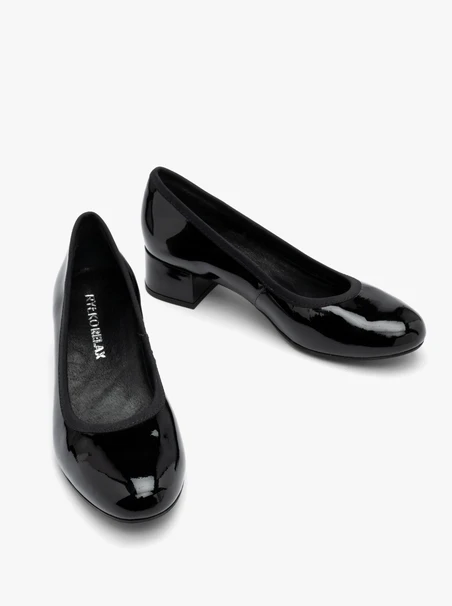 Black patent women’s pumps